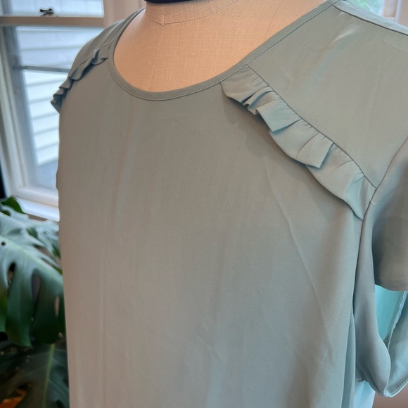 *PLUS SIZE” Ruffled Detail Blouse - Picture 4 of 6